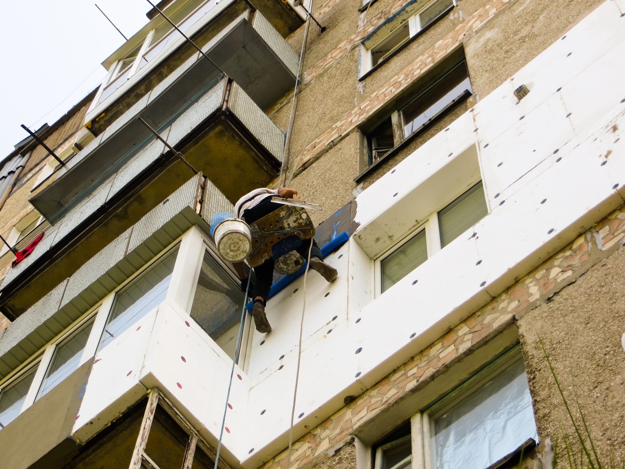 Instalaci&oacute;n de aislamiento t&eacute;rmico exterior SATE en la fachada de un edificio